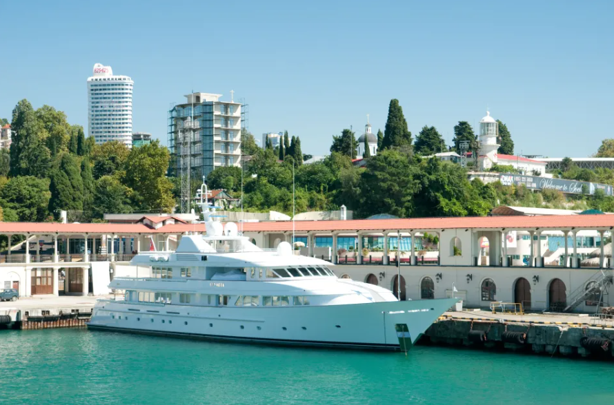 Басейни, вертолітні майданчики і позолота у туалеті: дивіться, як виглядають яхти Путіна
